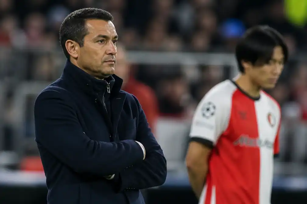 Van Bronckhorst past aanpak Feyenoord aan na ribblessure Watanabe tegen Atalanta