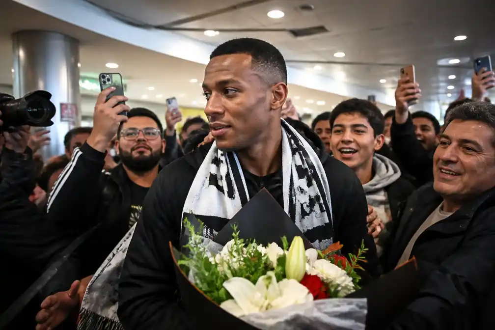 WK-held Vozinha arriveert in Chili om Colo Colo te vervoegen