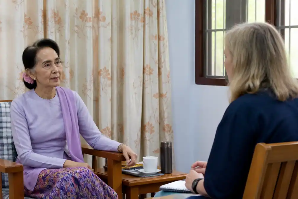 Myanmarse Suu Kyi ontmoet Rode Kruis in eerste bevestigde buitencontact in 2,5 jaar
