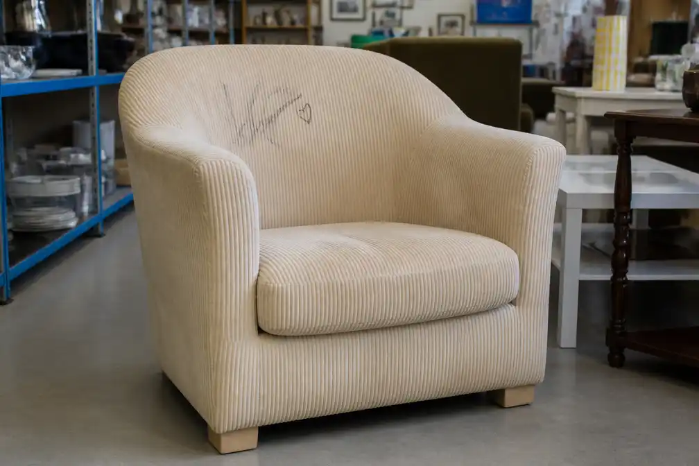 Gesigneerde fauteuil van Pommelien Thijs uit Rock Zottegem geveild