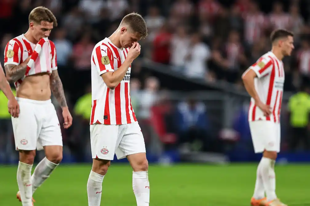 PSV verliest met 4-0 van AZ in Johan Cruijff Schaal na vroege rode kaart Veerman