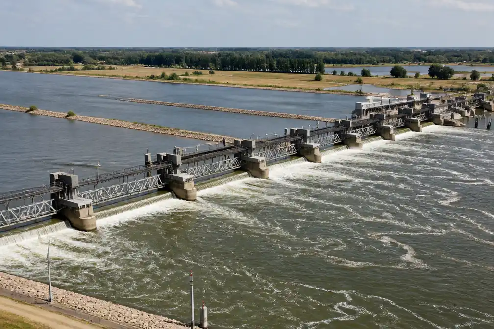 Rijkswaterstaat zet stuwen bij Driel open door extreem laagwater in Rijn
