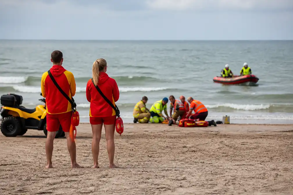 Vrouw overleden nadat redders haar uit zee haalden in De Panne