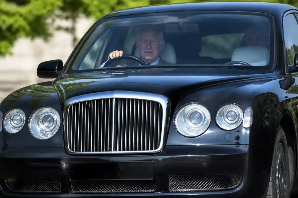 Waarom heeft de auto van koning Charles geen kentekenplaten? Expert antwoordt