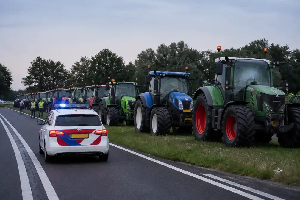 Tientallen tractoren verzamelen zich in berm langs A1 bij Holten