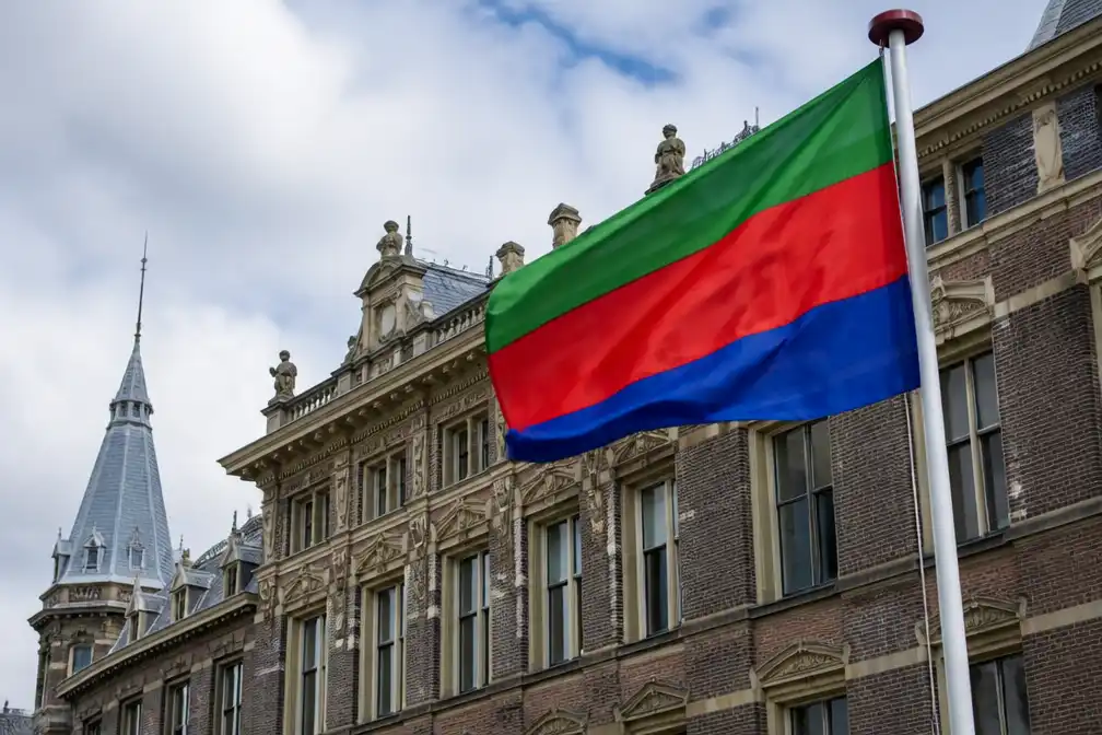 Kamermeerderheid wil vlag hijsen op overheidsgebouwen met Keti Koti