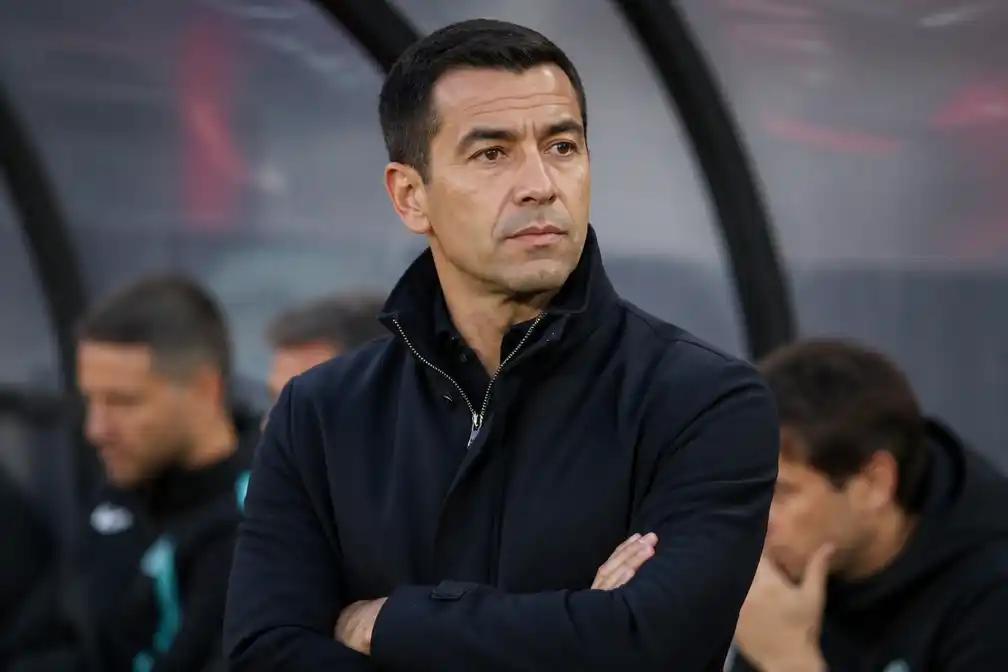 Van Bronckhorst: Feyenoord redelijk door voorbereiding, maar vragen blijven