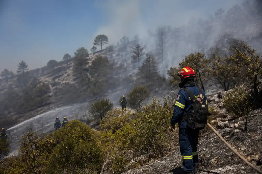 Natuurbrand bij Athene grotendeels onder controle, meldt brandweer