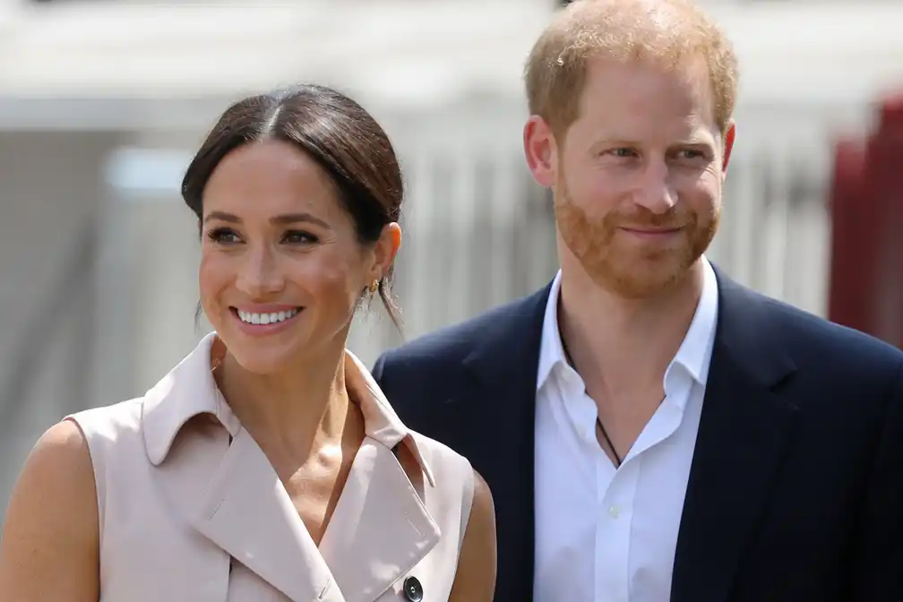 Meghan Markle wordt 45 en viert dat met sprong in zwembad