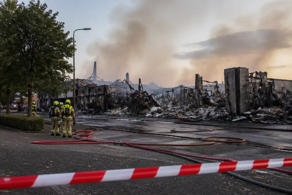 Brand verwoest kringloopwinkel en bouwmaterialenzaak in Winterswijk