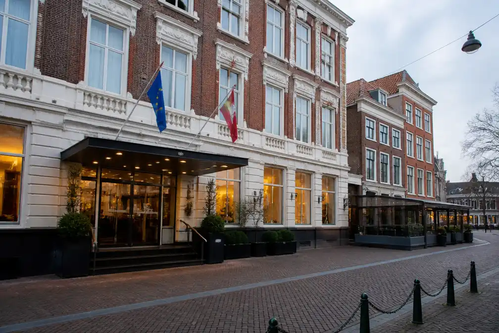 Statushouders opgevangen in Haarlem hotel, apart van gasten