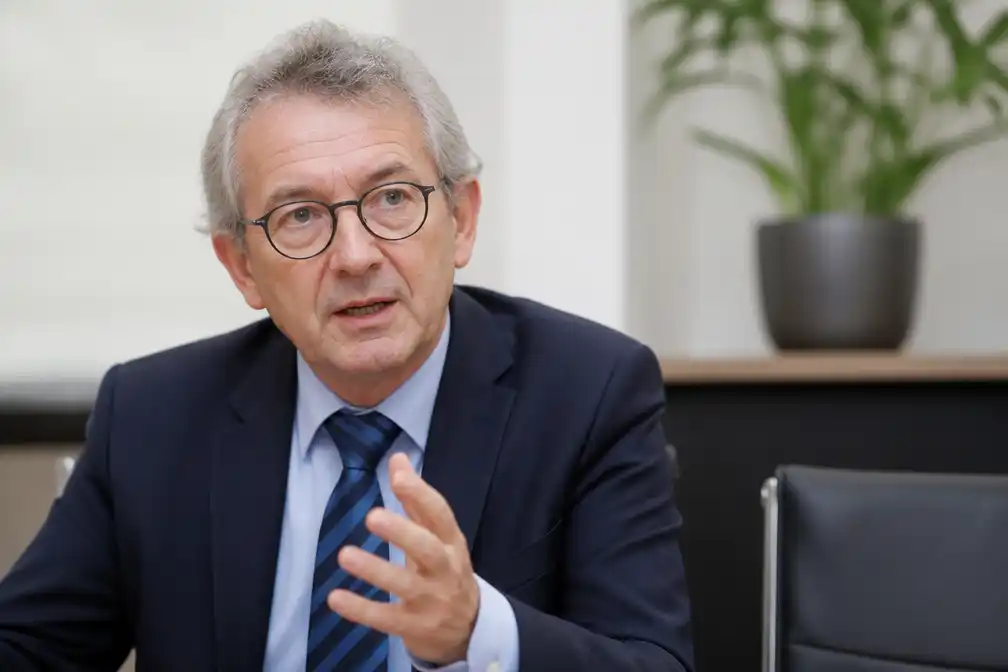 Crucke wil debat over verbod op krachtige wagens voor jonge bestuurders