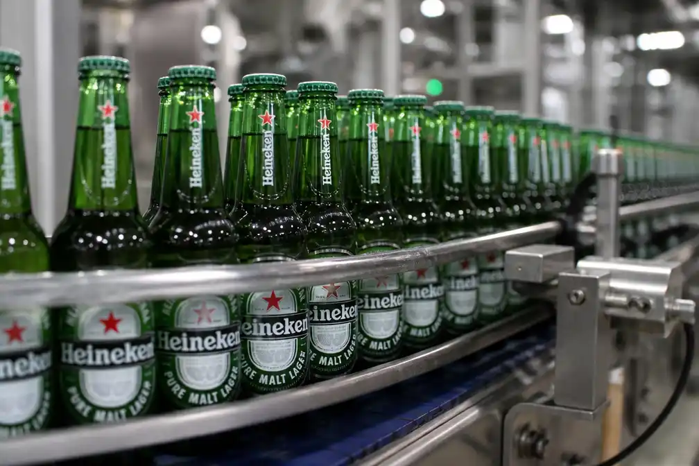 Heineken verkoopt meer bier en ziet omzet en winst stijgen; aandeelhouders stemmen over nieuwe CEO