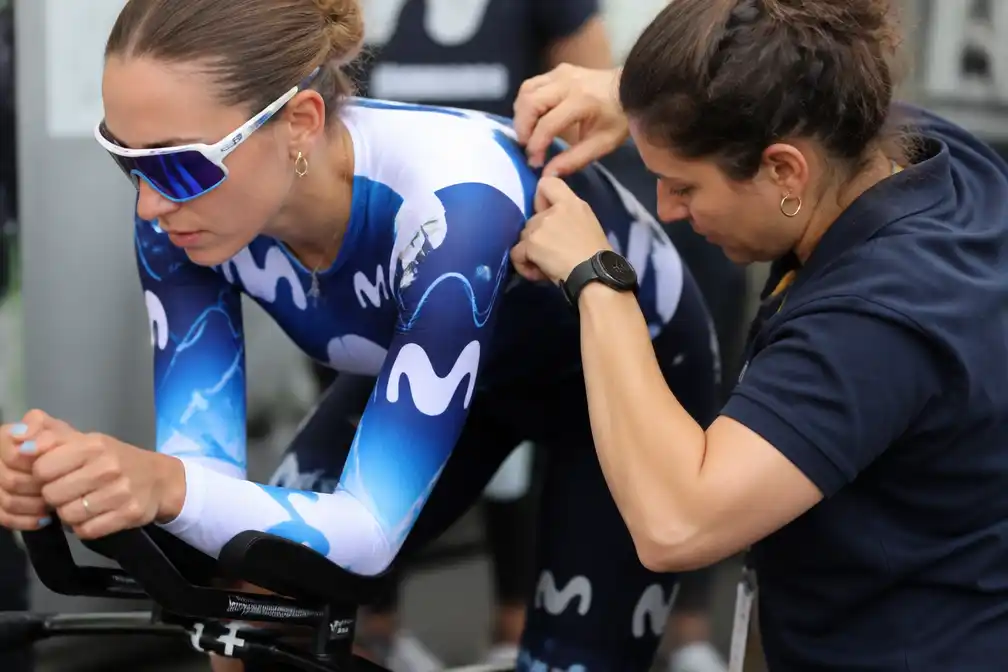 Kledingcontrole voor rensters Tour de France Femmes om borstvulling