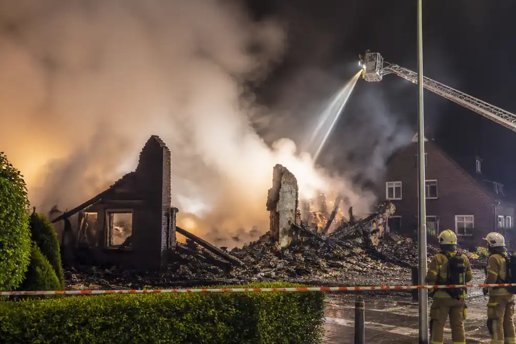 Grote brand verwoest woning in Rijen, één persoon vermist