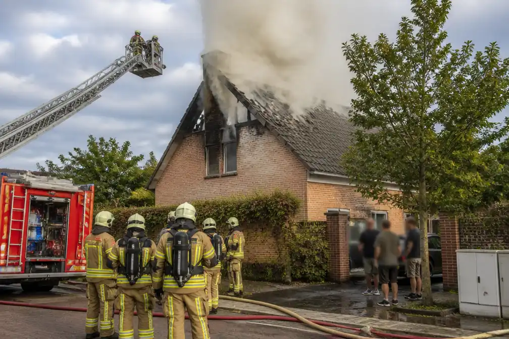 Brandweerman gewond bij zolderbrand in Zoersel, bewoners veilig