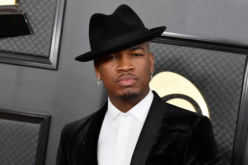 Vrouw klaagt Ne-Yo aan na vermeende hondenaanval bij pakketbezorging