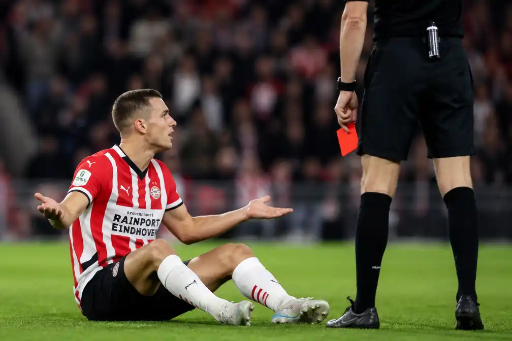 PSV wil schorsing Joey Veerman beperken na rode kaart tegen AZ