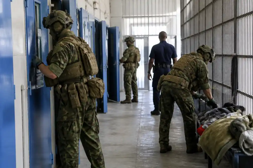 Mariniers helpen bij doorzoeking gevangenis Sint Maarten; drugs en wapens gevonden