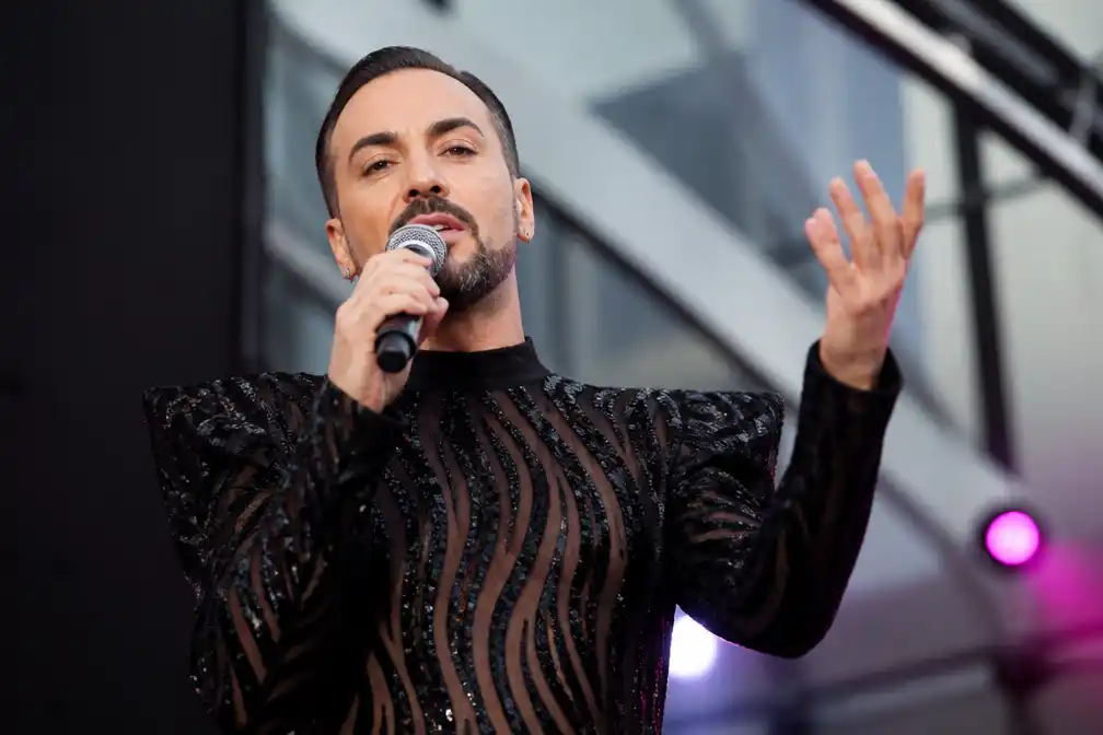 Belgische Songfestivalzanger Gustaph reageert strijdvaardig op haat na WorldPride-optreden