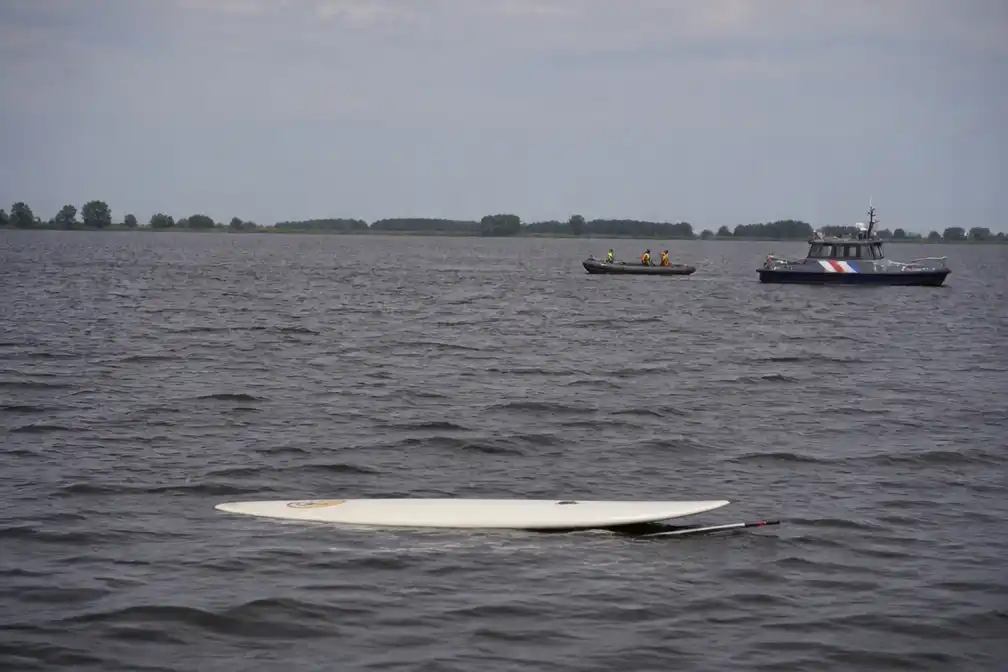Surfer (58) overlijdt na aanvaring met boot op Schildmeer; 19-jarige aangehouden