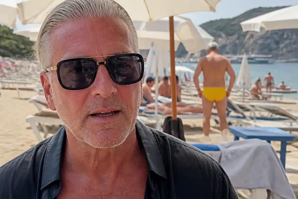 Dries Roelvink neemt man in gele zwembroek op Italiaans strand te grazen