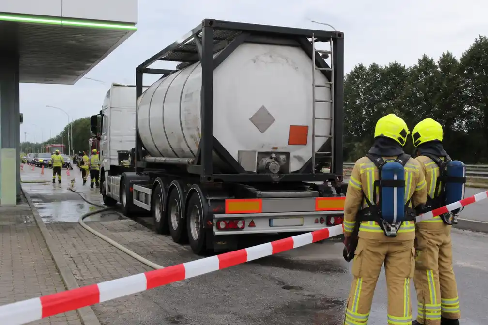 A1 bij Stroe weer open na lekkage bijtende stof uit vrachtwagen
