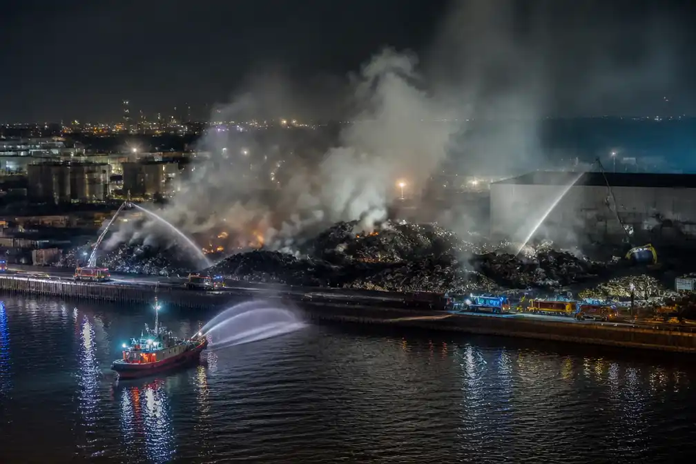 Drone ingezet om hotspots te vinden bij grote brand in Rotterdam
