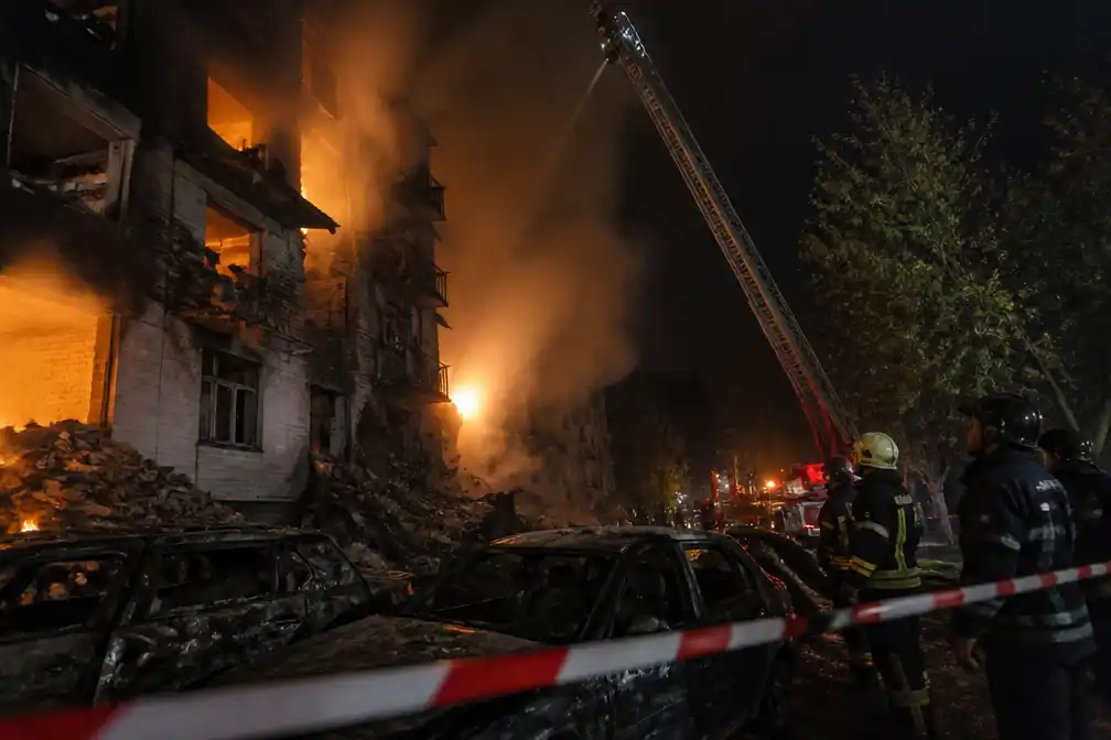 Russische aanvallen op Kyiv doden zeker drie mensen, onder wie een kind