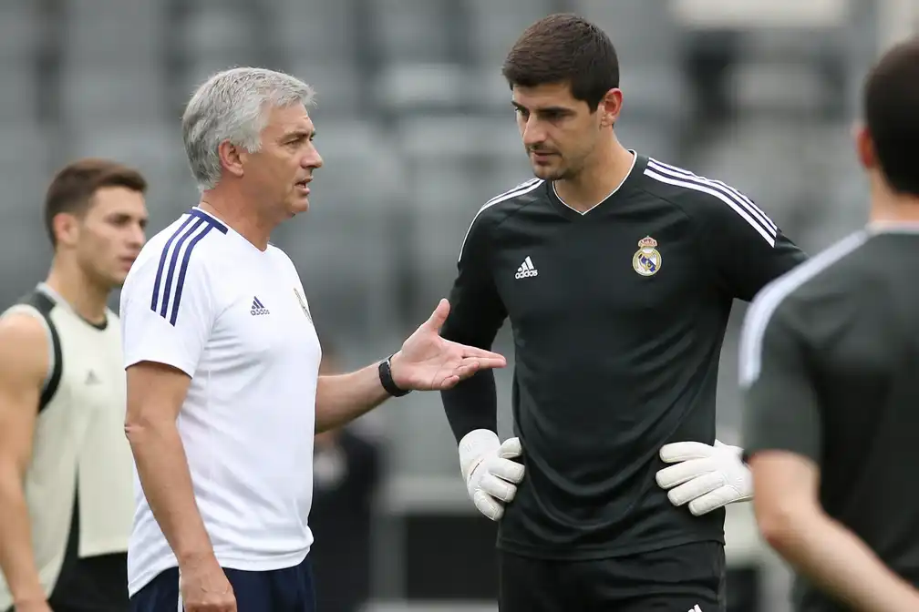 Mourinho voert strenge regels in bij Real Madrid, noemt Courtois 'onmisbaar'