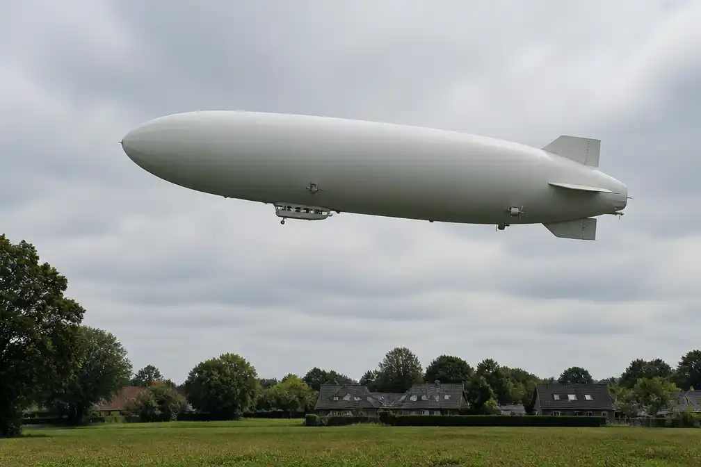 Reusachtige zeppelin vliegt zondag over zuidoosten Nederland