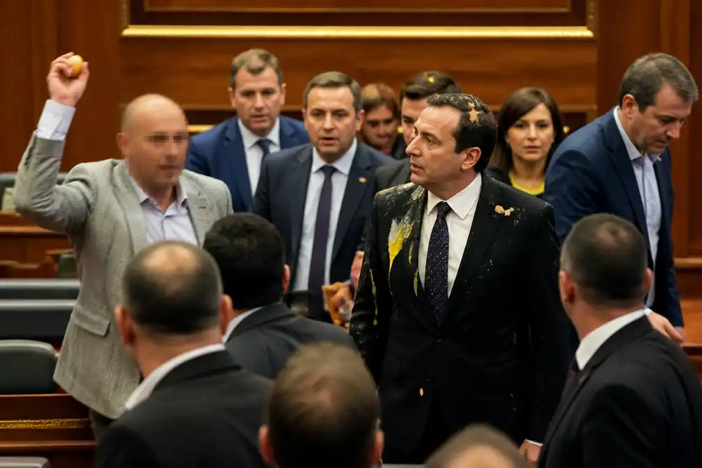 Eieren naar Kosovaarse interim-premier Albin Kurti tijdens parlementszitting