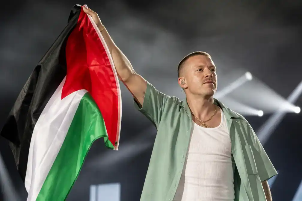 Macklemore roept fans op Palestijnse vlaggen mee te nemen naar optredens