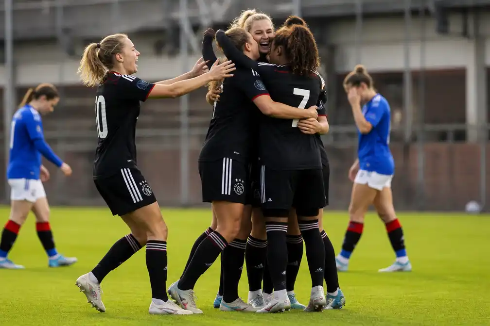 Ajax Vrouwen verslaan Rangers en bereiken derde voorronde Champions League