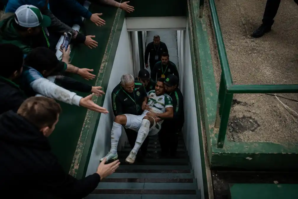 Coritiba-speler scoort, valt in trapgat, raakt geblesseerd en goal wordt afgekeurd