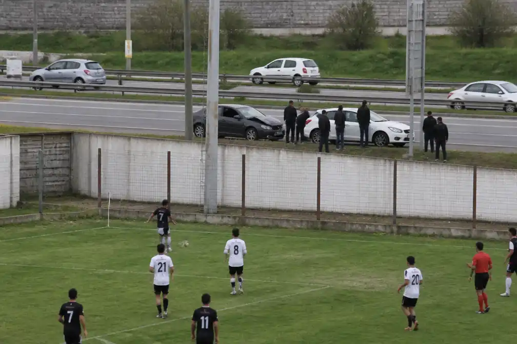 Bal op drukke weg veroorzaakt verkeersongeval tijdens Uruguayaanse voetbalwedstrijd