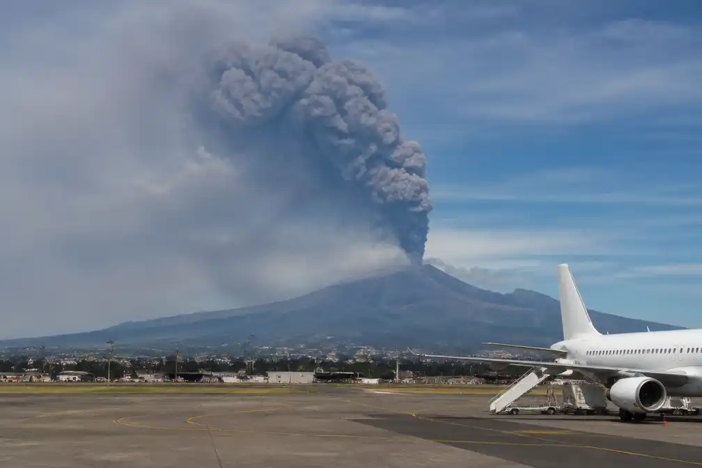 Nieuwe Etna-uitbarsting verstoort vliegverkeer op Catania