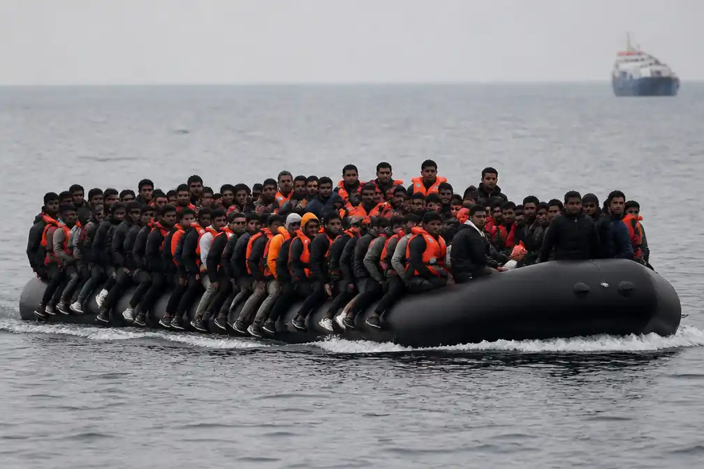 Recordaantal van 230 migranten steekt in één kleine boot het Kanaal over