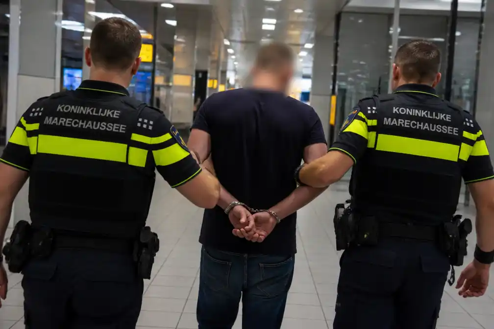 Dronken Brit aangehouden op Schiphol na duw naar marechaussee