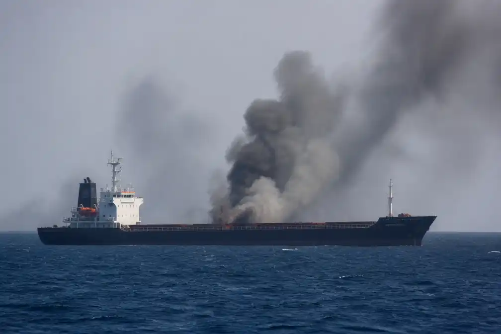 Houthi-aanval op vrachtschip in Rode Zee eist minstens drie doden, zegt Jemenitische regering