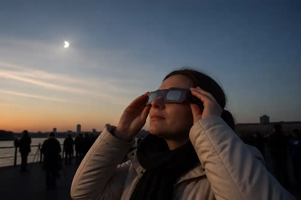 Gedeeltelijke zonsverduistering 12 augustus 2026: hoogtepunt 20.00 uur, prijzen eclipsbrillen stijgen