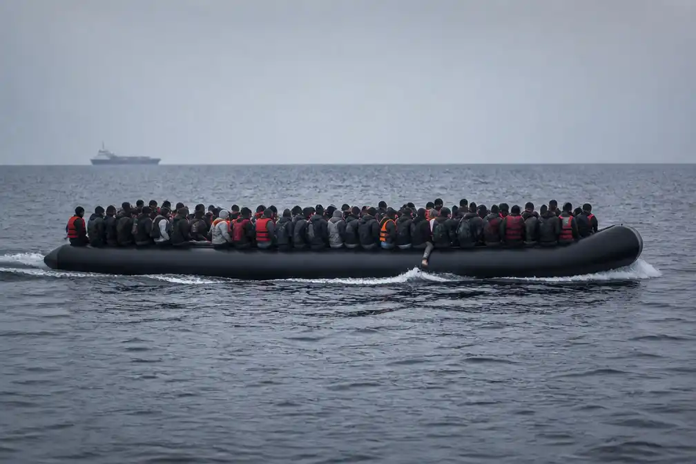 Migranten steken Kanaal over in XXL-rubberboten met meer dan 100 mensen