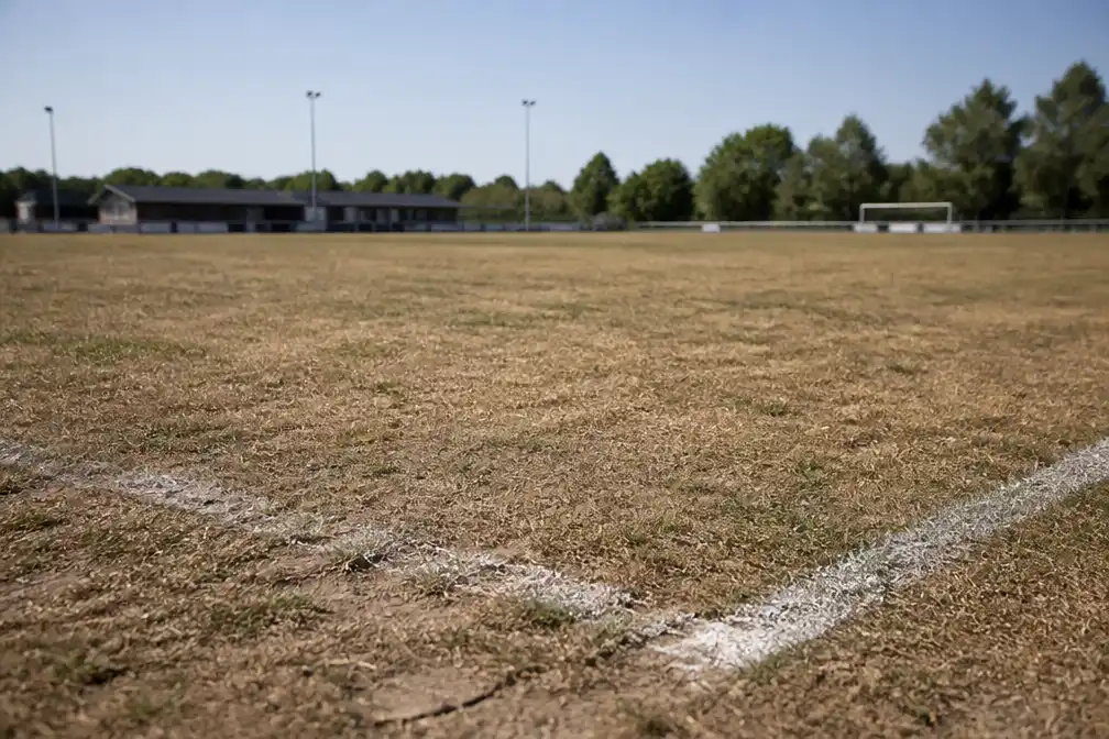 Droogte bedreigt amateurvoetbalseizoen nu velden verdrogen