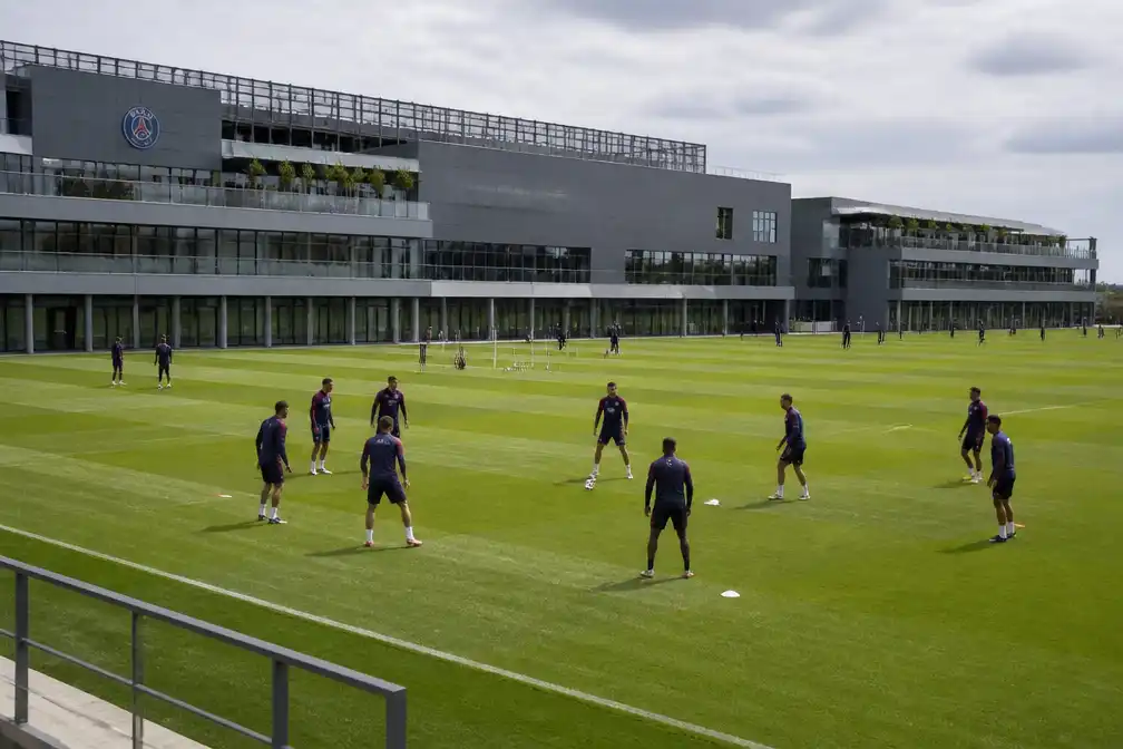 PSG kan drie Parijse tieners opstellen in Supercup na jeugdplan van 300 miljoen