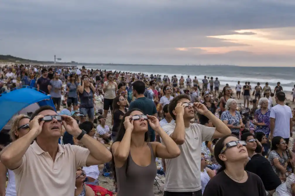 Grote drukte op stranden tijdens gedeeltelijke zonsverduistering