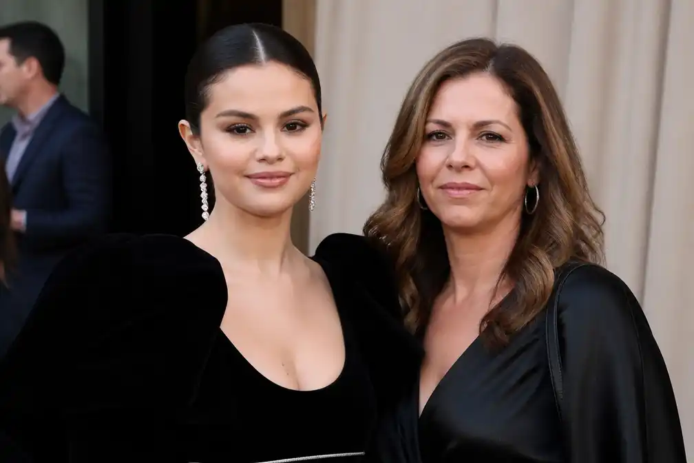 Selena Gomez en moeder aangeklaagd voor effectenfraude rond Wondermind