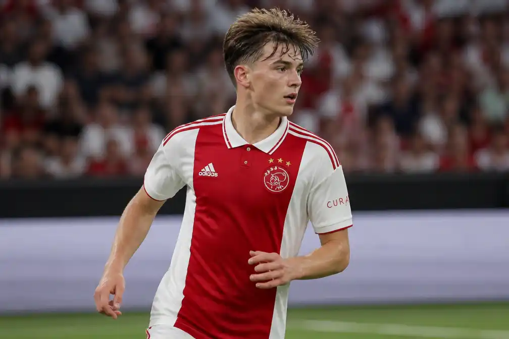 PSG verhoogt bod op Ajax-aanvaller Mika Godts tot boven 50 miljoen