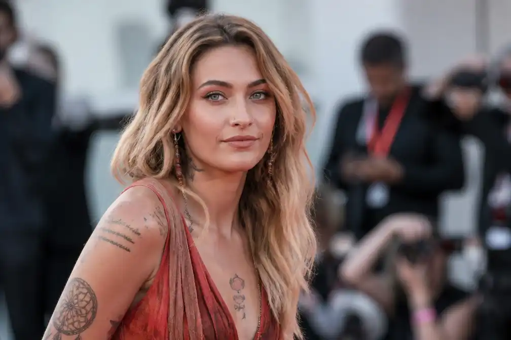 Paris Jackson reageert met grap op kritiek op haar tatoeages