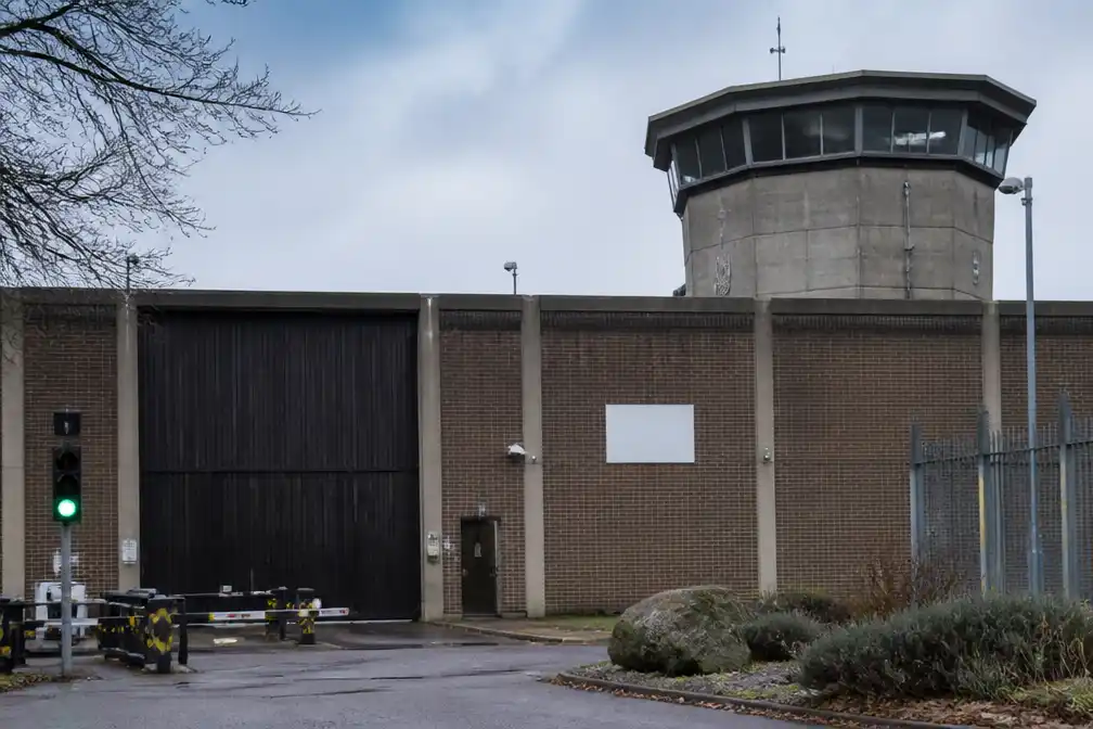 Twee gevangenen aangeklaagd voor poging tot moord op vader Sara Sharif