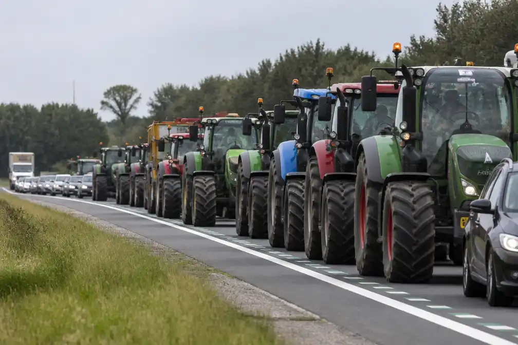 Boerenkolonne met trekkers zorgt voor 14 km file op N59 in Zeeland